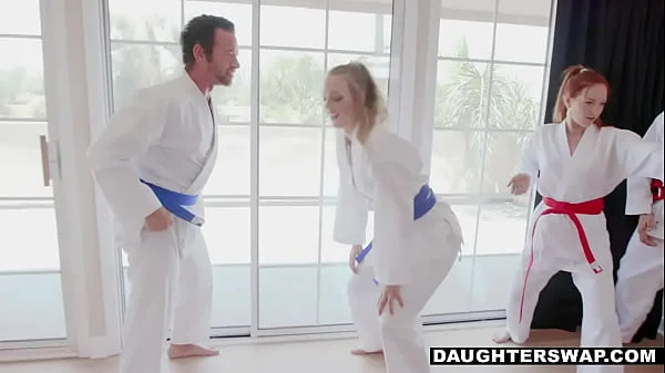 Заглянул под юбку сестры. Жестко трахнул, пока никого нет дома.